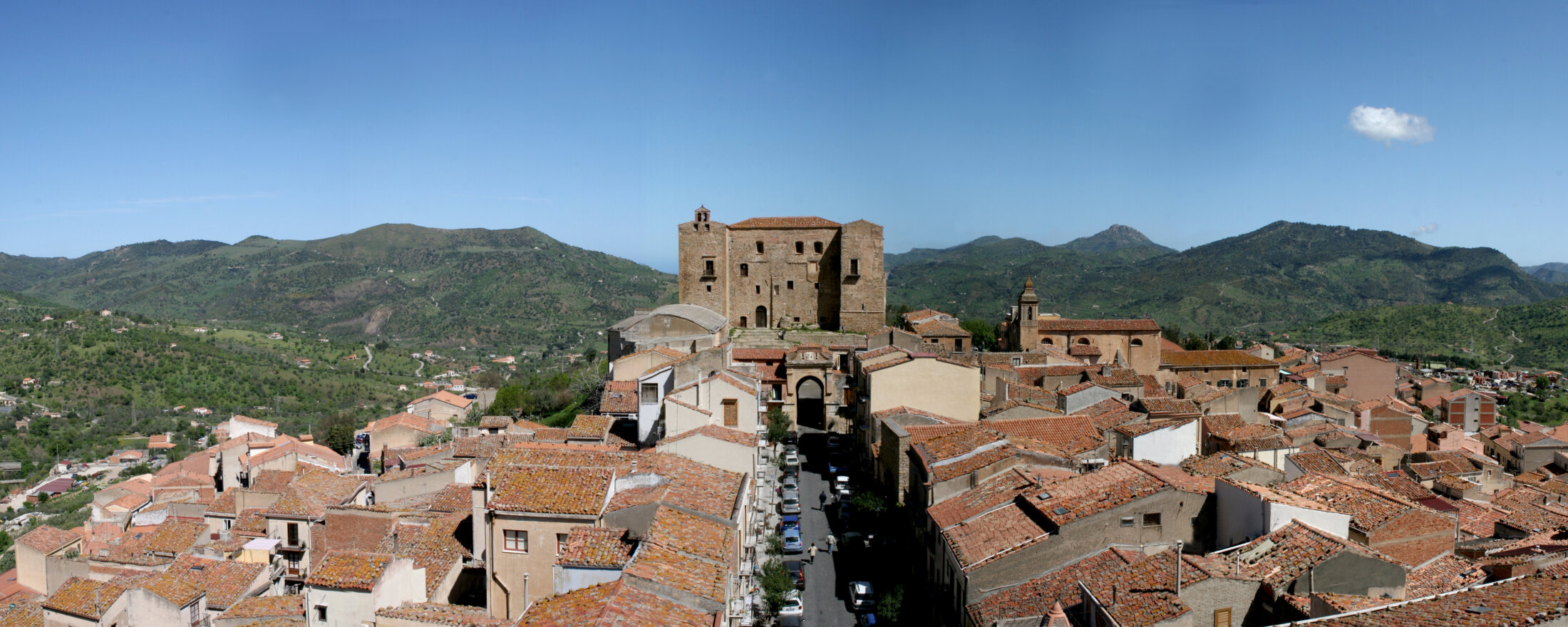 Il castello e la via Sant'Anna