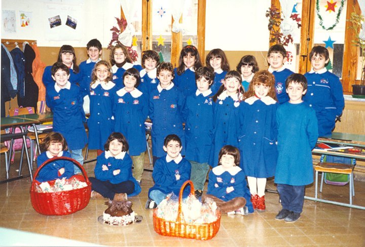 Foto di classe per la festa di Natale anno 1997-1998, corso C (classe 1989), plesso di San Leonardo