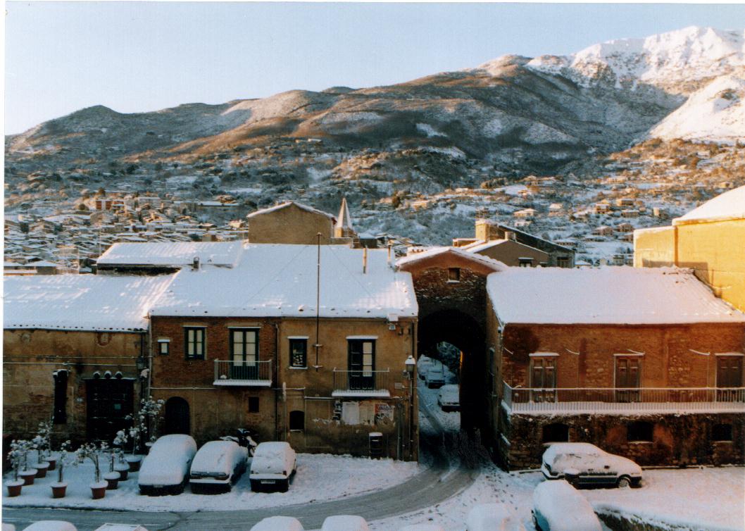 Castelbuono · Panorama del paese all’alba · 31 gennaio 1999