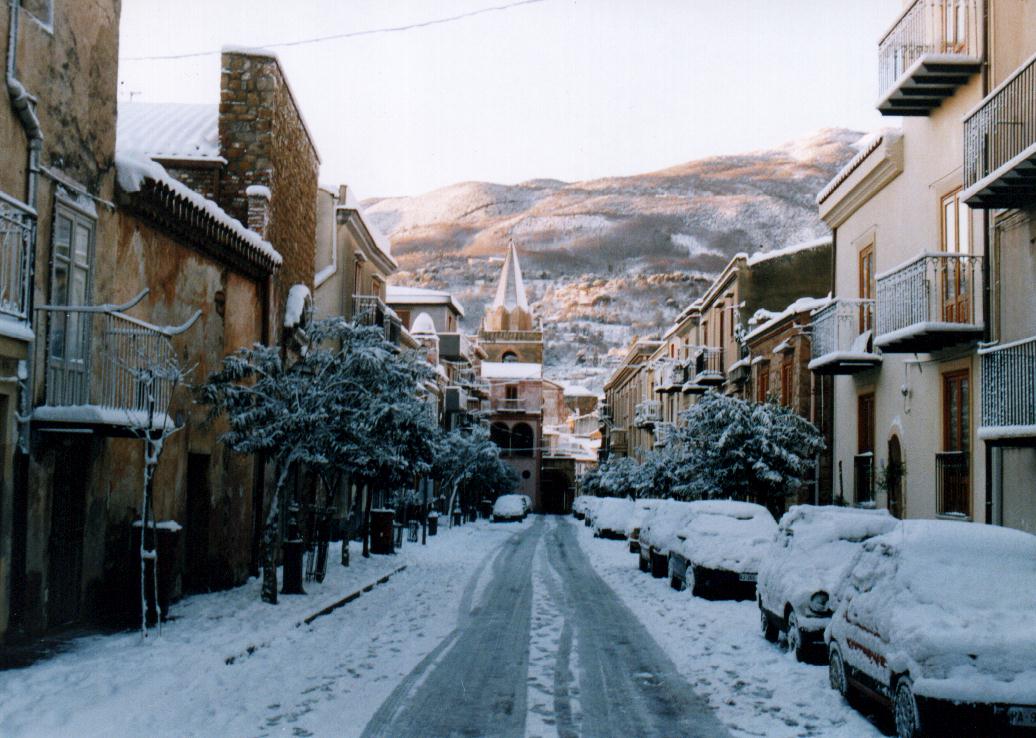 La via Sant'Anna dopo la nevicata del '99