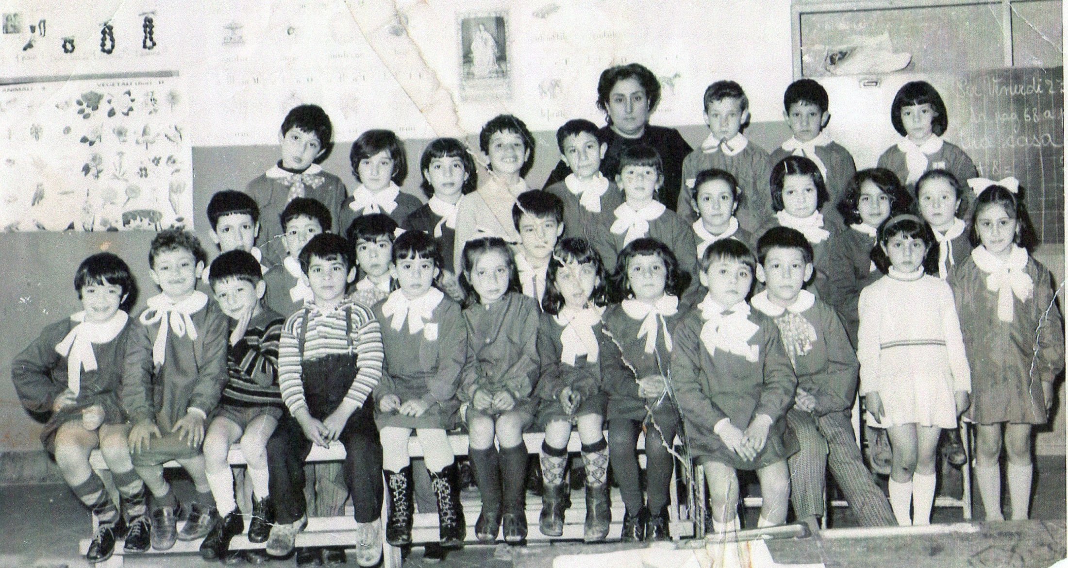 Maestra Adele Sparacino con la classe mista di prima elementare scuola San Leonardo 1970/1971 