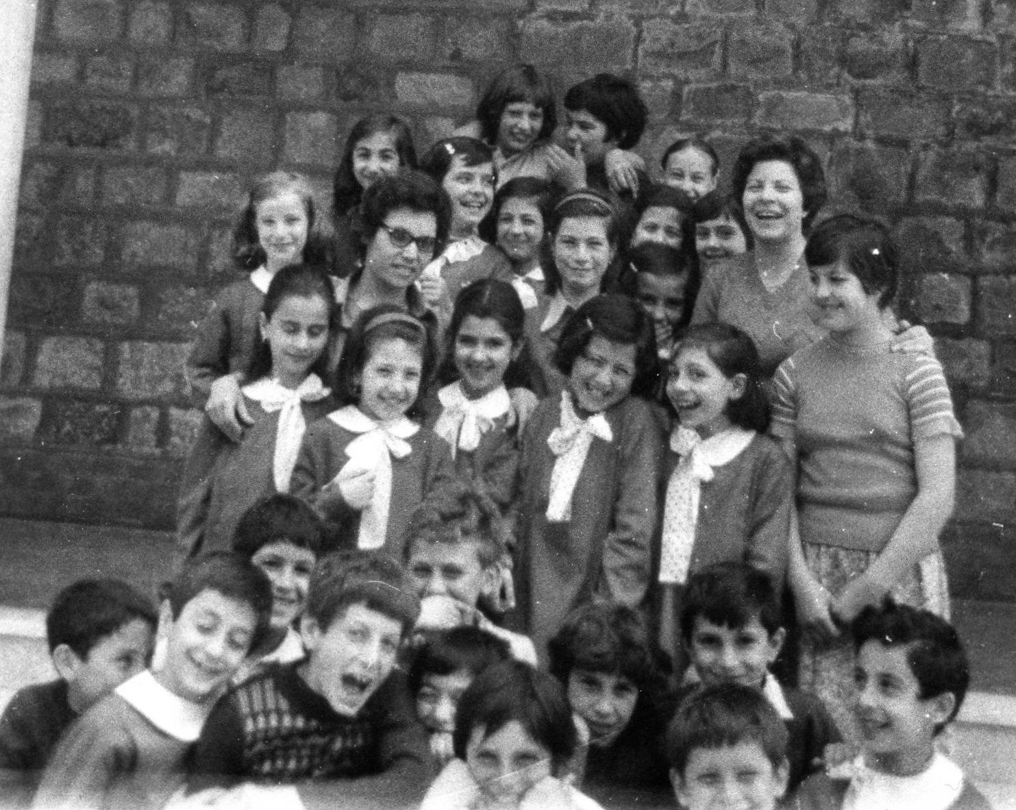 La maestra Vincenzina Ippolito con le alunne della IV elementare, 1978