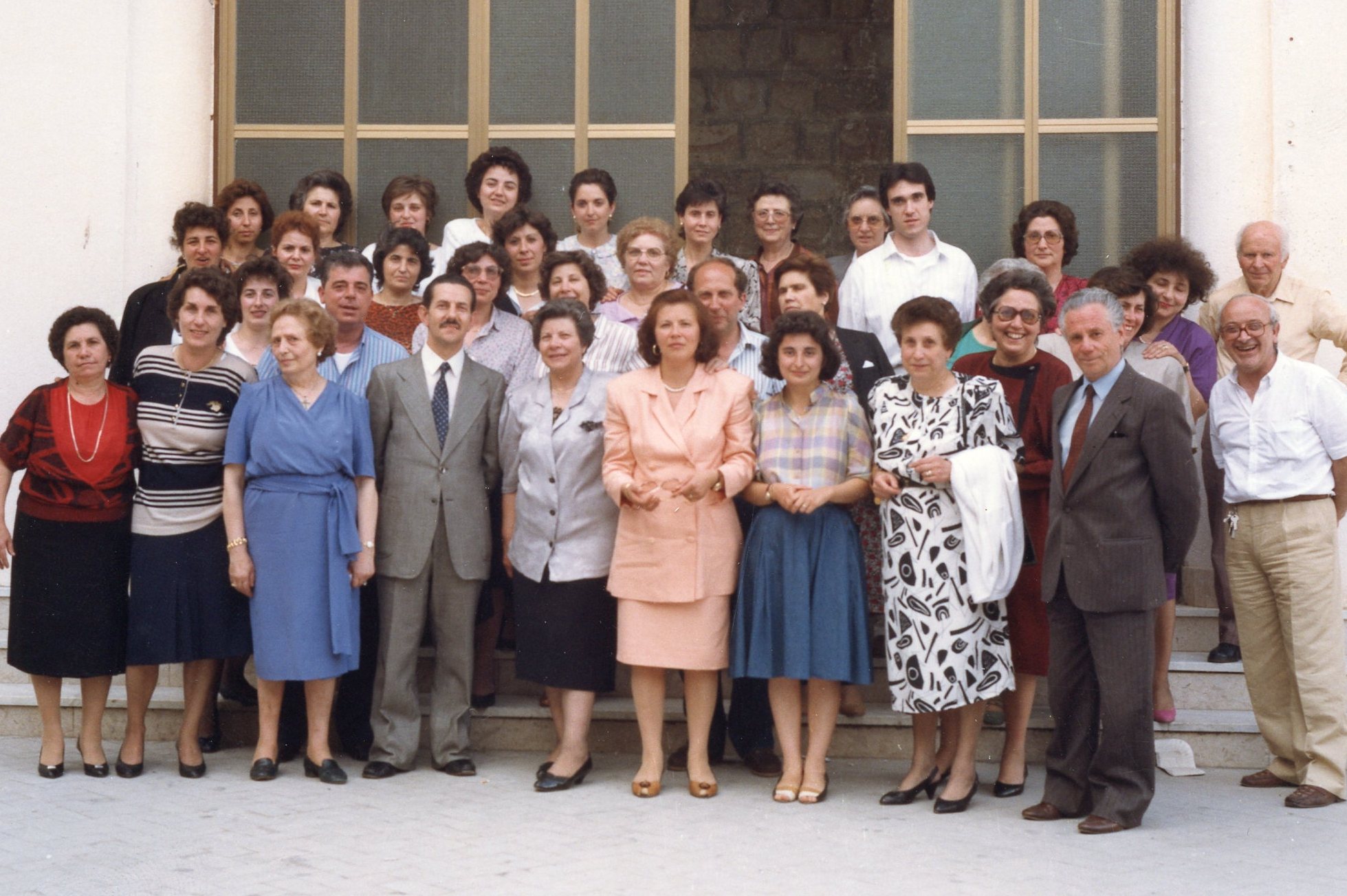 Foto di gruppo insegnati e collaboratori Plesso scolastico San Paolo