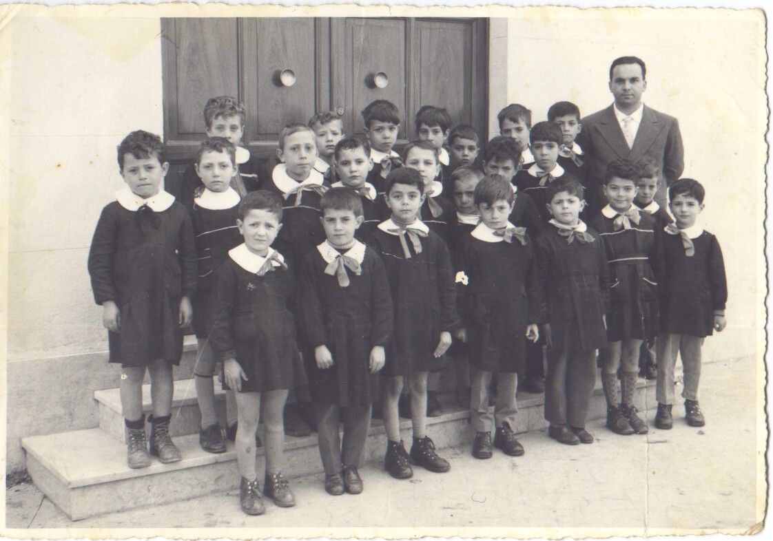 Maestro Giuseppe Puccia con gli  alunni della II elementare 1960