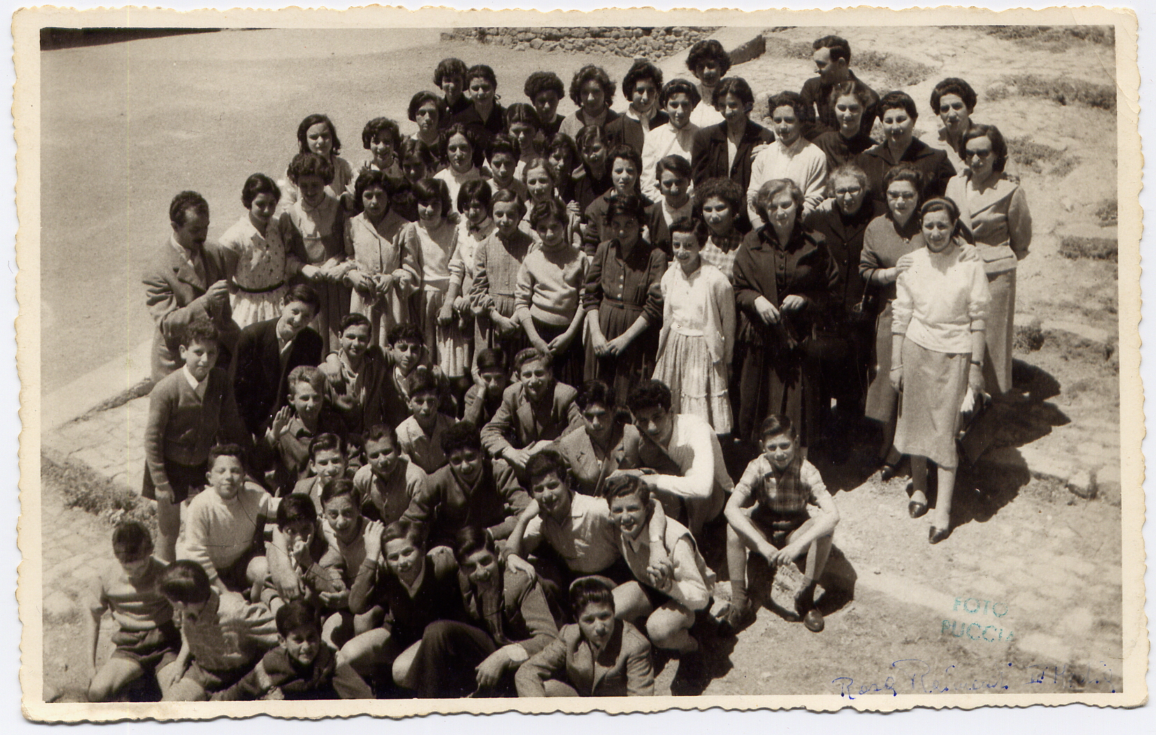 Gruppo alunni di scuola media e professori. Scuola media parificata con sede in piazza Castello.1956