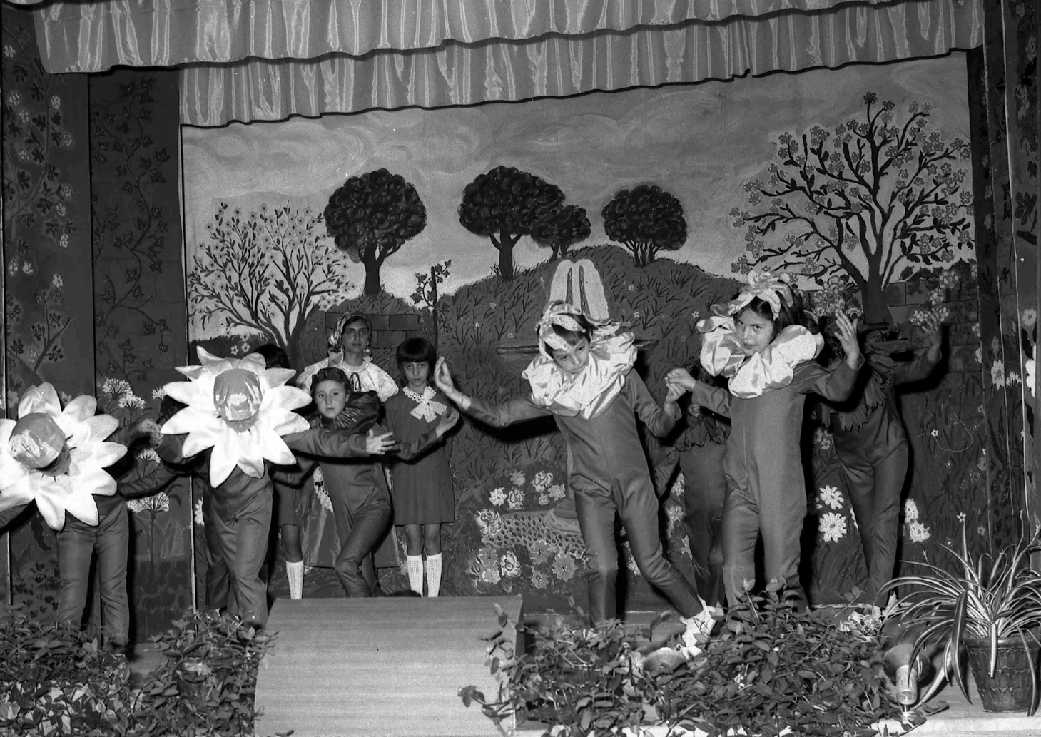 Spettacolo teatrale dei bambini di scuola elementare, 1971