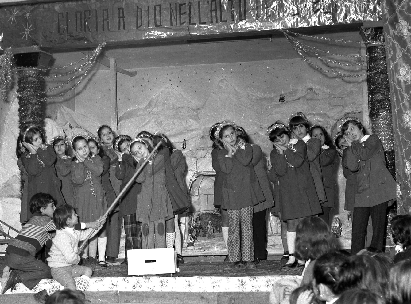 Spettacolo natalizio degli alunni di scuola elementare del plesso San Paolo, 1971/72