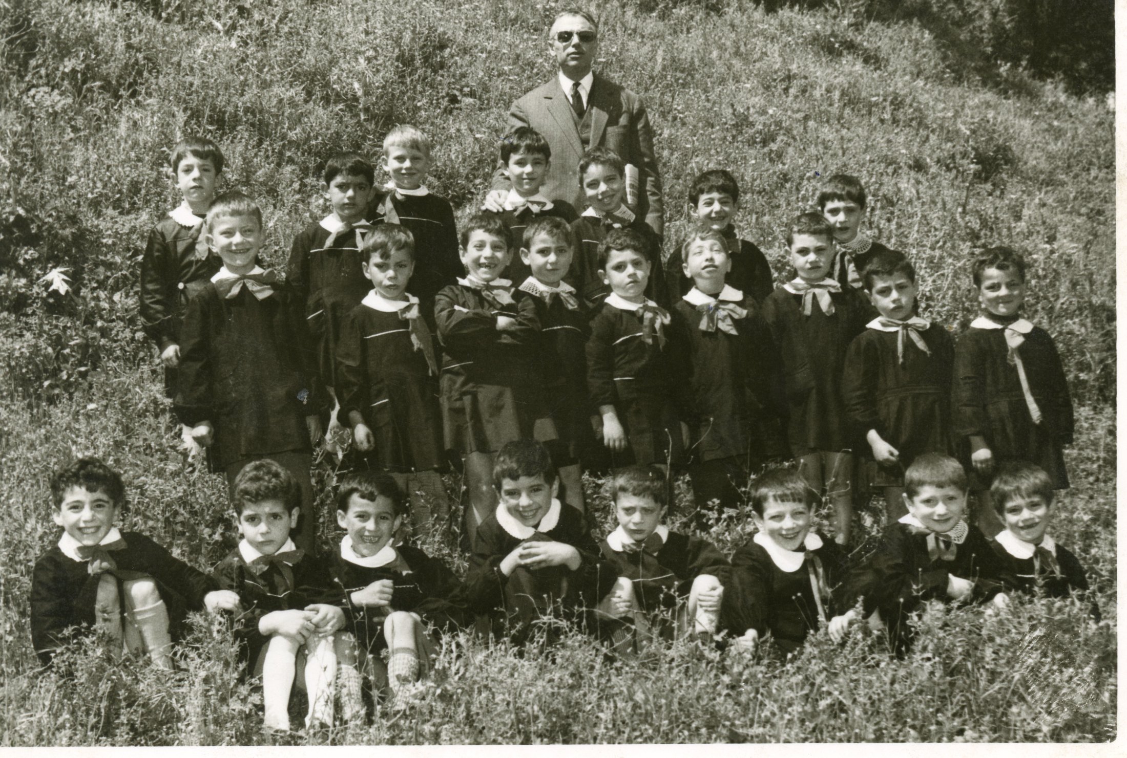 Il maestro Ambrogio Monteleone con gli alunni  di prima    elementare  in campagna.1966