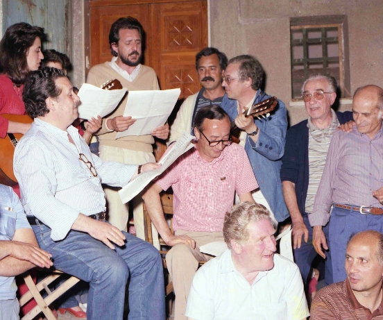 Allegra recita satirica accanto alle "Quarare" di San Giovanni.1985