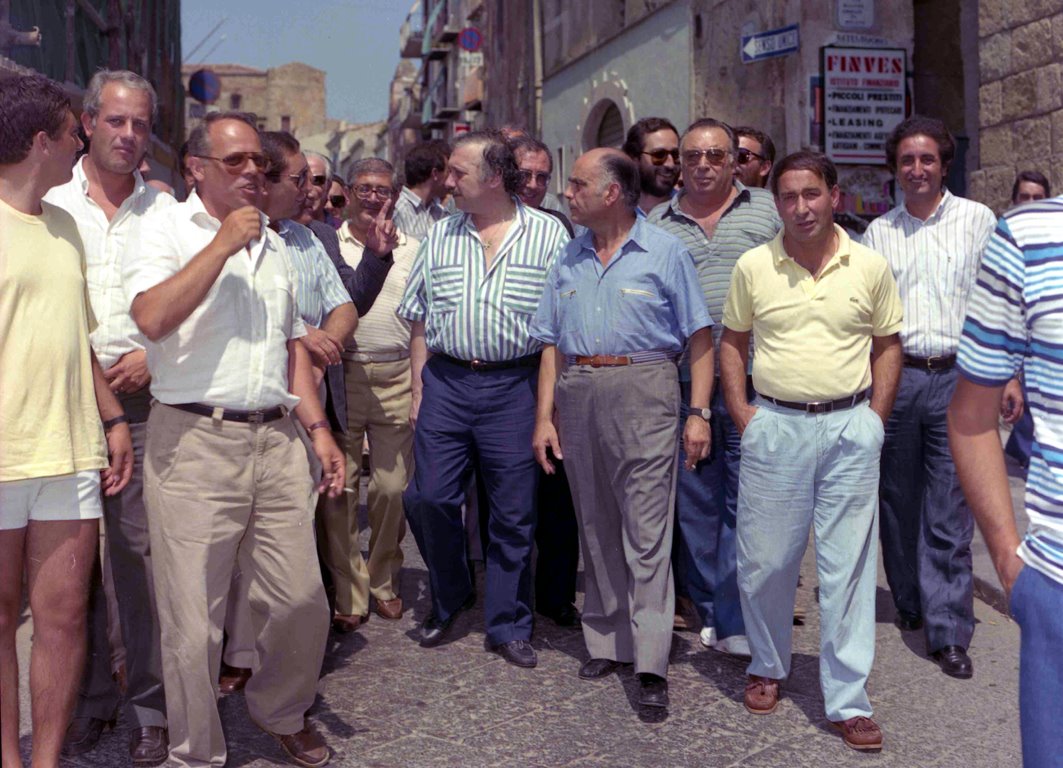 L'oriundo castelbuonese Gianni Minà passeggia in via Sant'Anna attorniato da parenti e simpatizzanti,1986