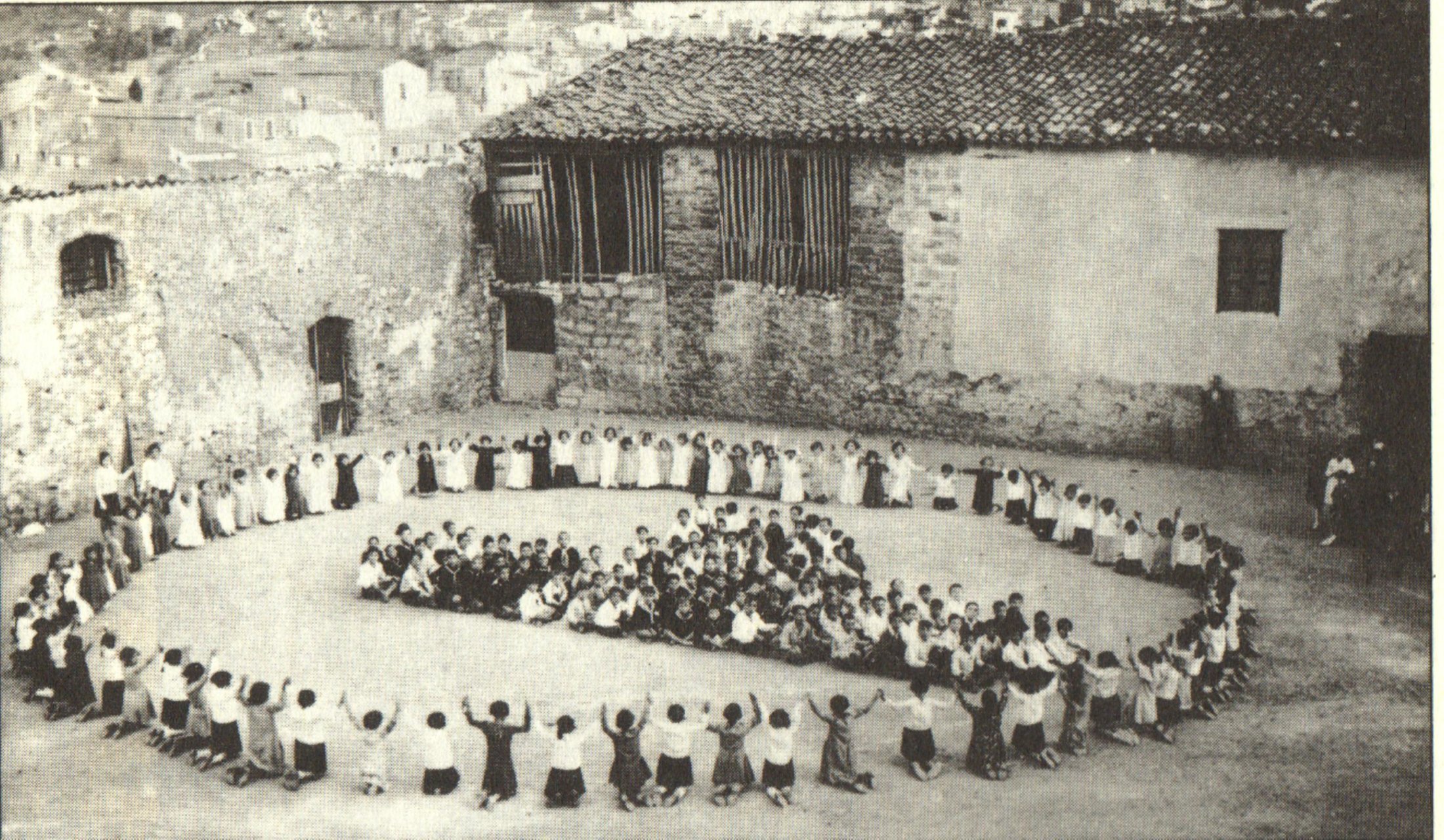 L'angolo sud-est di piazza Castello  durante il saggio ginnico in occasione del X° anniversario de "Il Bancarello" nel 1931