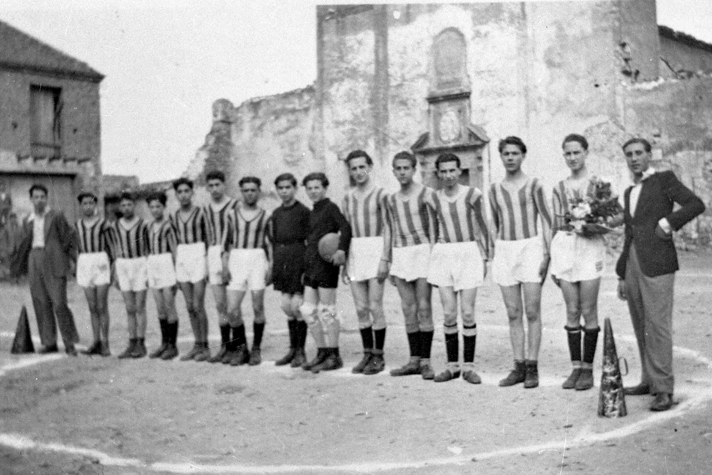 La squadra di calcio del Castelbuono nei primi anni del 1940 immortalata in piazza Castello