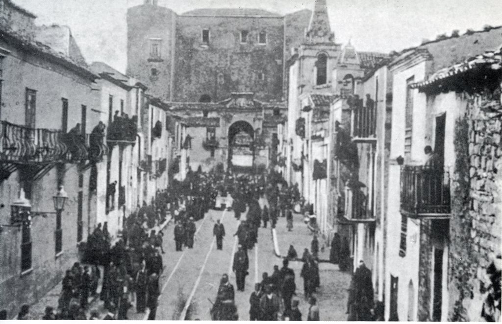 La processione del Venerdì Santo nei primi anni del XX secolo mentre attraversa la via Sant'Anna