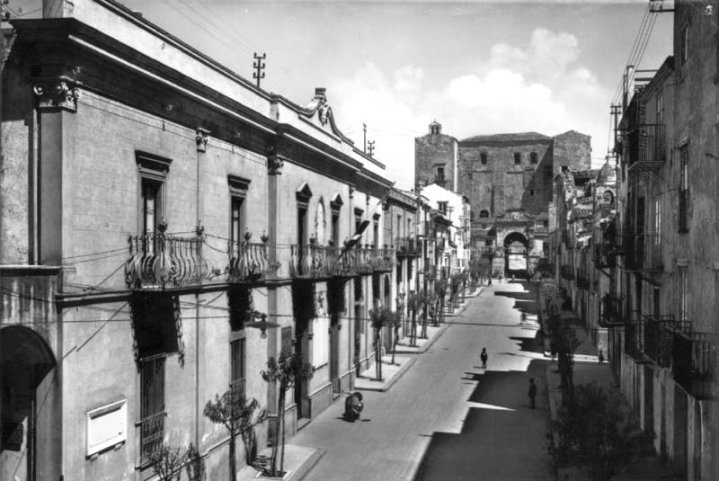 La via Sant’Anna alla fine degli anni '50 con in evidenza il prospetto antico del municipio