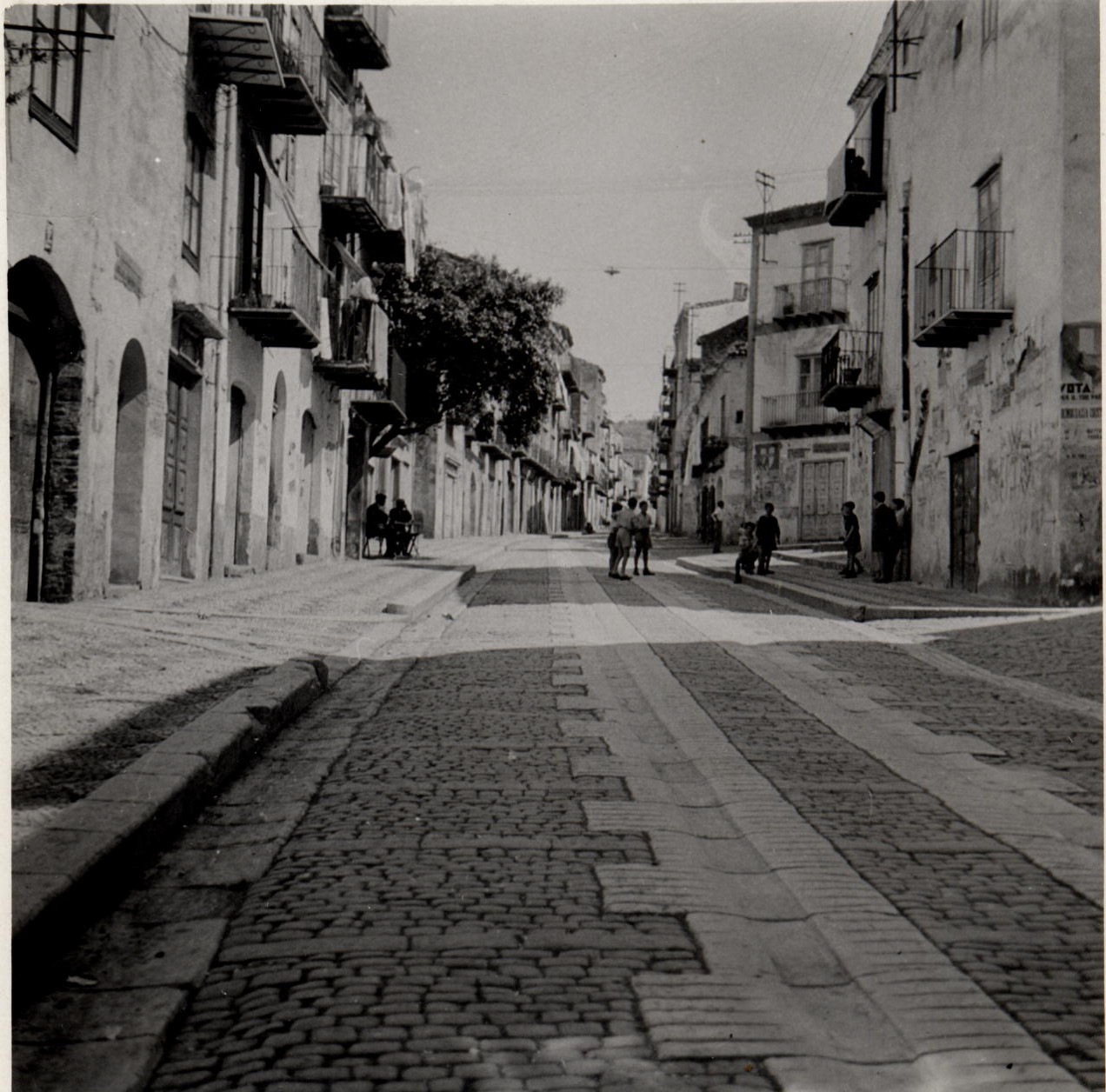 L'antica pavimentazione in basolato e selciato di via Vittorio Emanuele