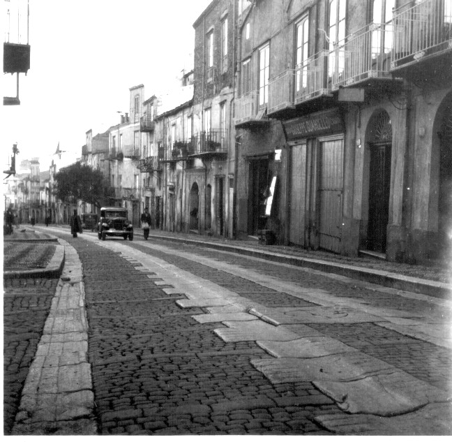 L'antica pavimentazione in basolato e selciato di via Vittorio Emanuele negli anni '40