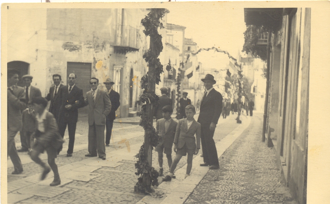 La via Vittorio Emanule addobbata a festa negli anni '50
