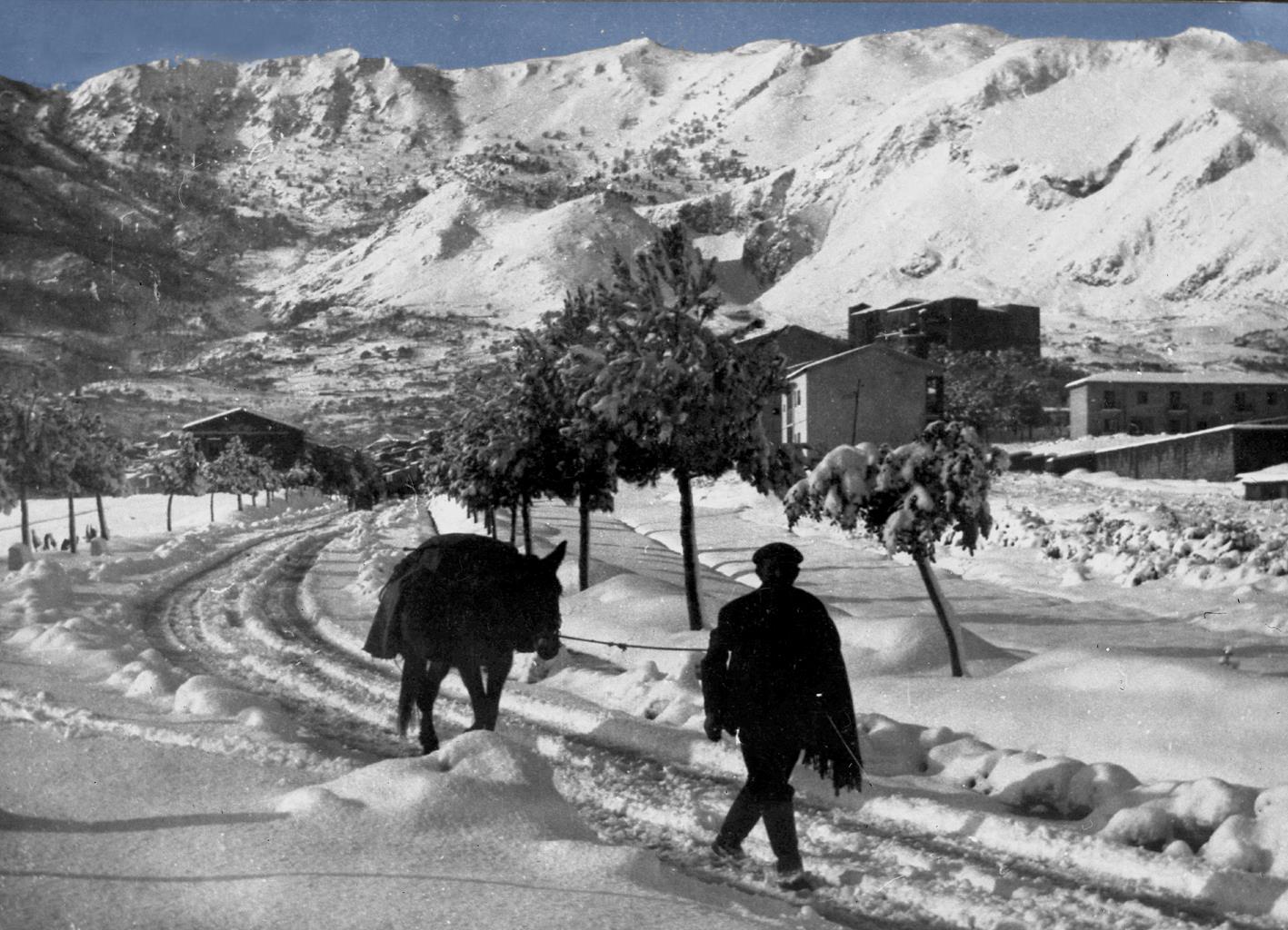 L'ingresso a Nord del paese dopo la nevicata del '62