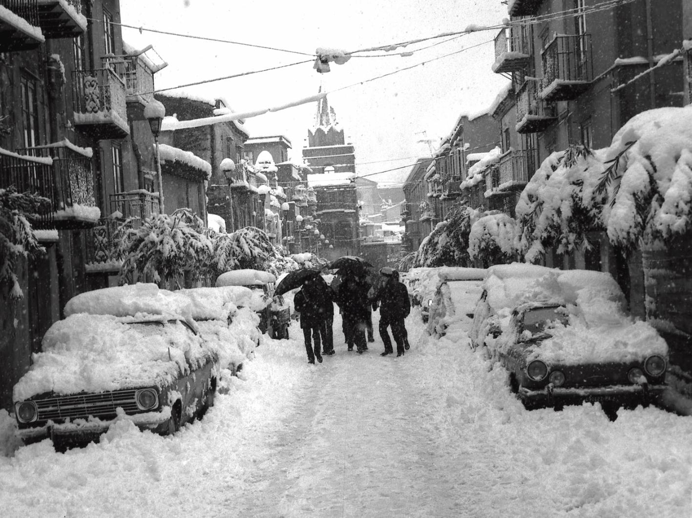 La via Sant'Anna dopo la nevicata dell'81