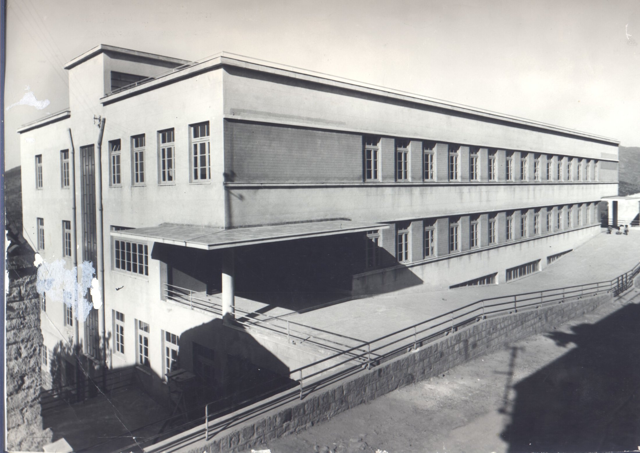 Veduta dell'edificio scolastico, scuola elementare S. Leonardo, a lavori ultimati 