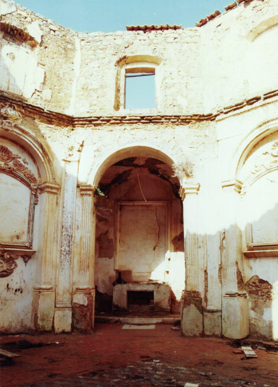 Veduta interna della chiesa di S. Maria delle Grazie prima degli interventi di restauro. 