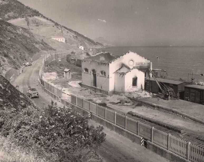 La stazione di Castelbuono dopo i bombardamenti dei primi anni '40