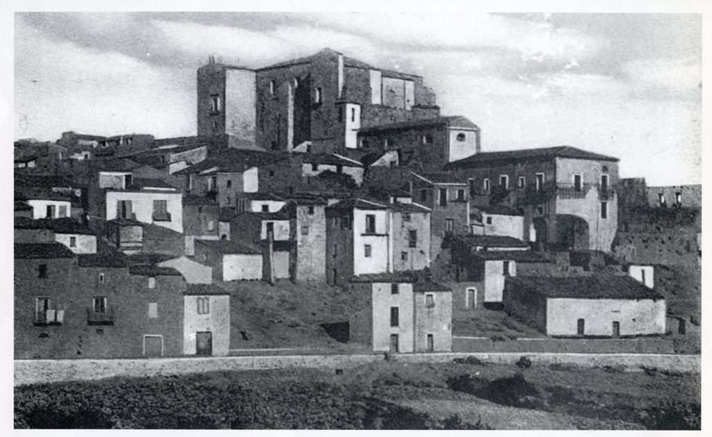 Veduta del quartiere Benedettini intorno agli anni 20 del secolo scorso. E' evidente la scarsa densità di edifici costruiti tra la via Dante Alighieri e la via San Paolo.