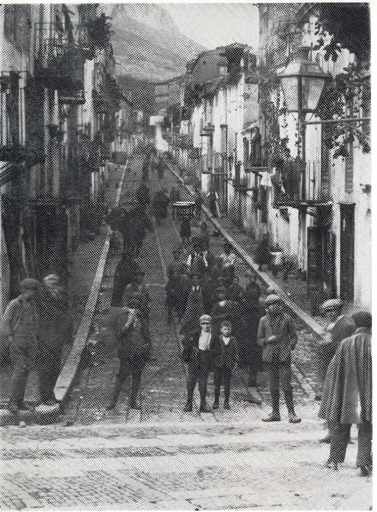 La foto degli anni '20 immortala un discreto numero di individui fermi in posa nei pressi di via Cavour per la realizzazione del calendario della Farmacia Carabillò