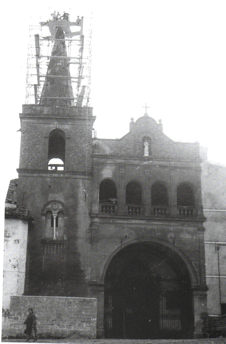 Il prospetto principale della chiesa di San Francesco durante i lavori di demolizione della guglia del campanile nel 1962