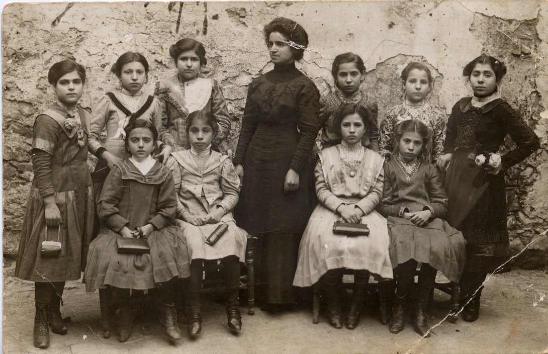 La maestra Galbo con alunne della V elementare. 1910