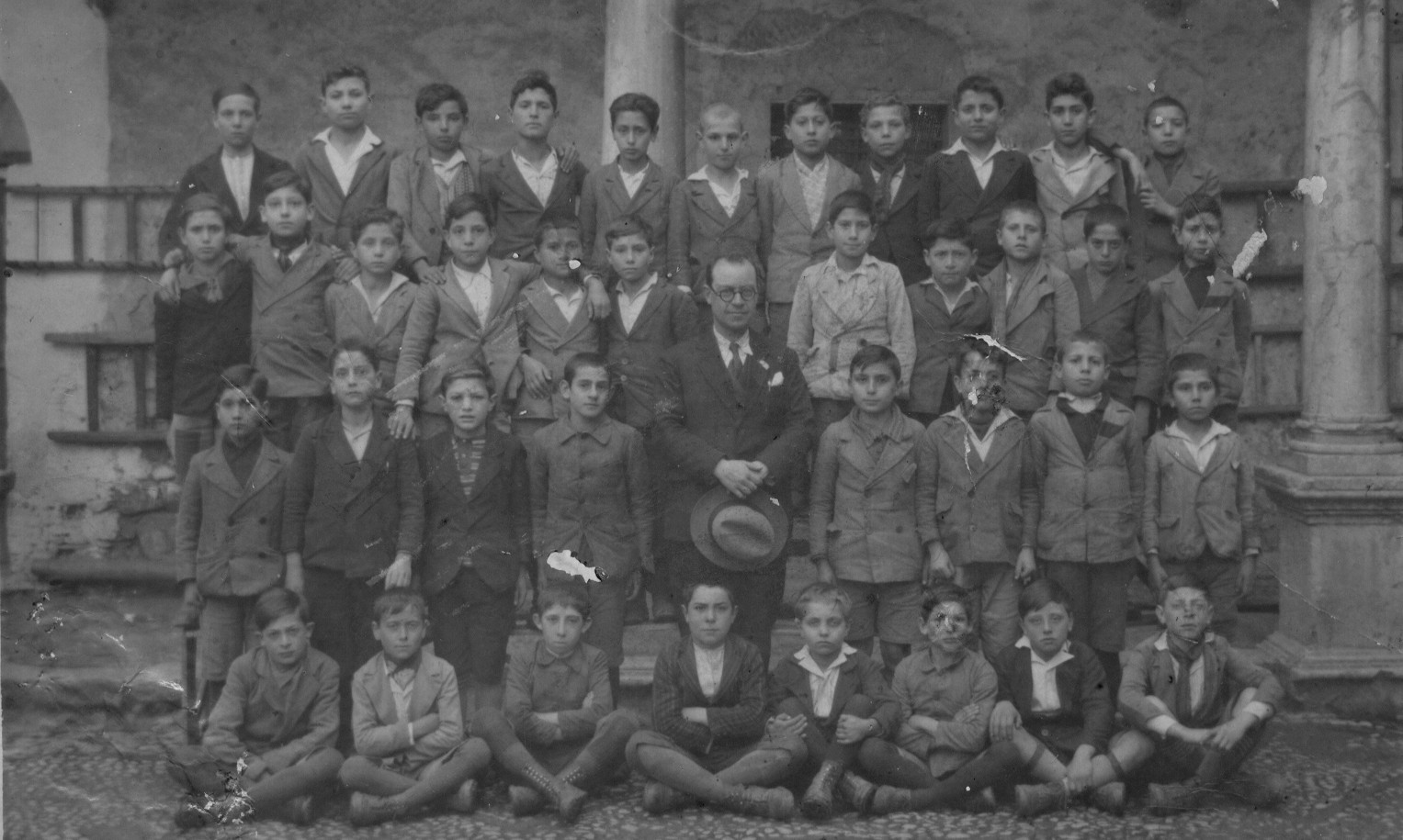 Maestro Mazzola con scolaresca maschile. Inizi 1900 