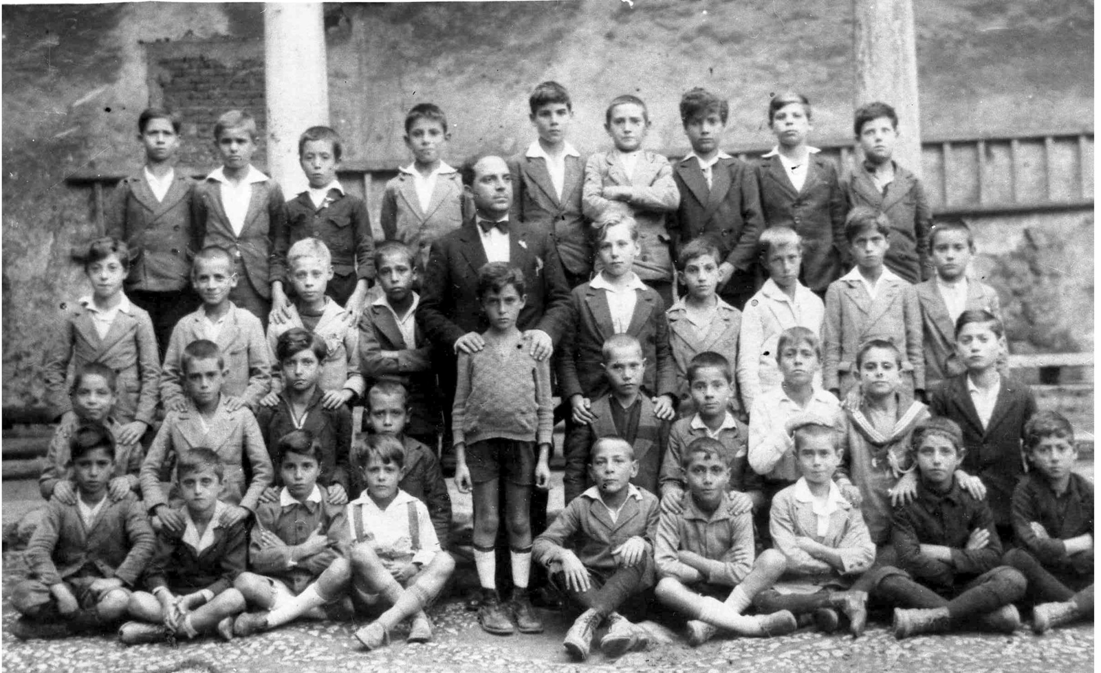Gruppo di alunni di scuola elementare con il maestro Giacomo Maggio. Inizi '900