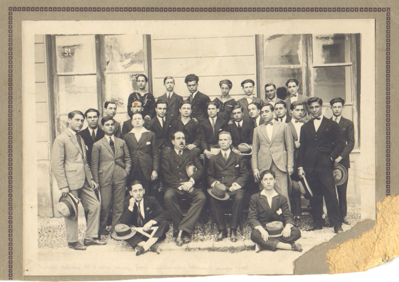 Gruppo universitari. Il terzo,da sinistra in alto, Giuseppe Raimondo.1925