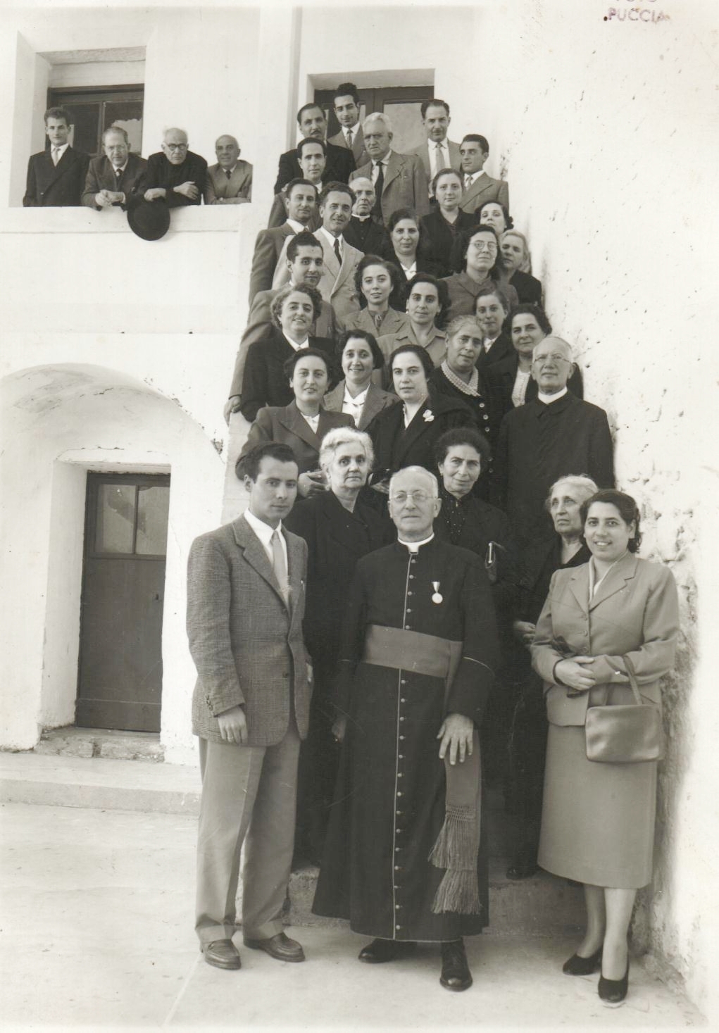 Insegnanti sulle scale della Badia. 1953