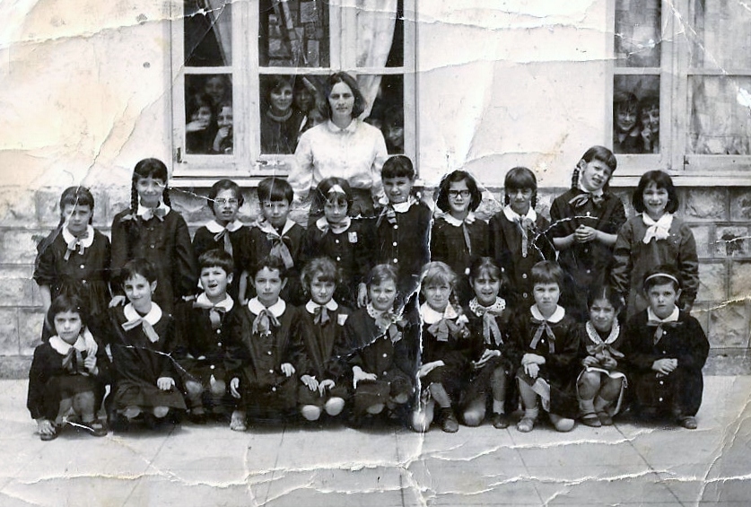 La maestra Rita Minutella con una classe elementare femminile. Anno scolastico 1968/69