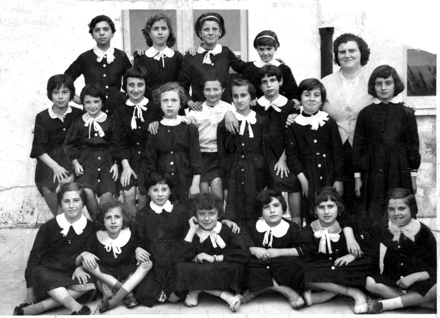 Maestra  Angela Granata Capizzi   con le alunne della V D. 1959/60
