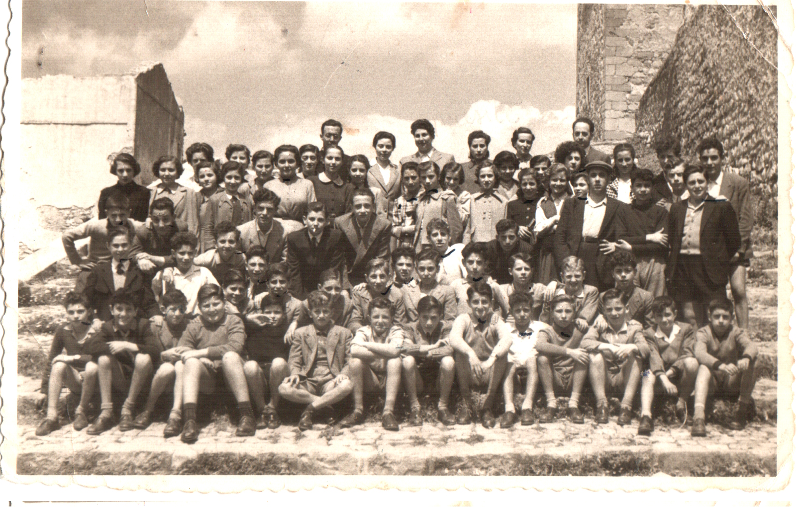 Gruppo Alunni Di I Ii Iii Media E Professori Scuola Media Parificata Con Sede In Piazza Castello 1953 Centro Polis Castelbuono