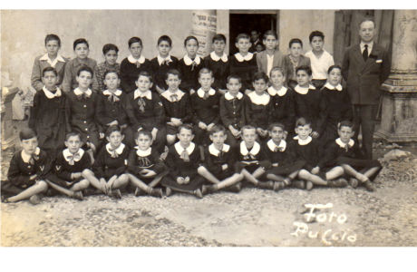 Maestro Giovanni Mazzola con una scolaresca maschile di 5° elementare 1950