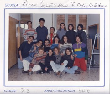 Prof.ssa Arcangela Norata,  con   gli alunni della V B a.s.  1998/99