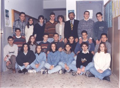 Prof. Martino Spallino con alunni della III A a.s. 1996/97