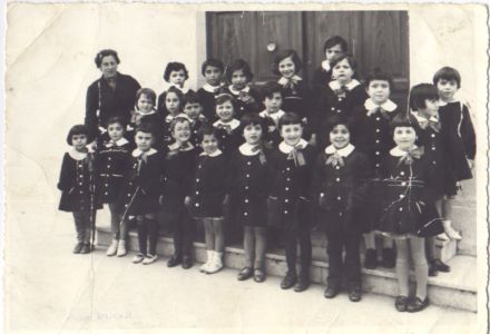 Maestra Lucia Tumminello Coco con le alunne della II  elementare a.s. 1961/1962
