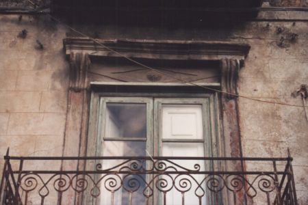 Particolare del cornicione del balcone del primo piano lato piazza Margherita