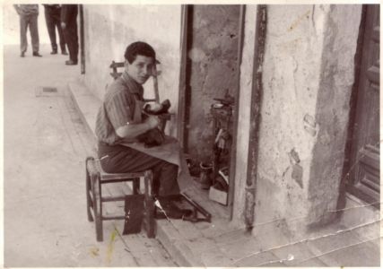 Il giovane P. di Lorenzo impegnato nel mestiere di calzolaio. <br>