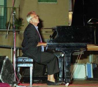 Enrico Intra al pianoforte in piazza San Francesco