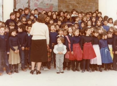 Coro di bambini di scuola elementare. Di spalle la Maestra Nunzia Ippolito. Anni 80