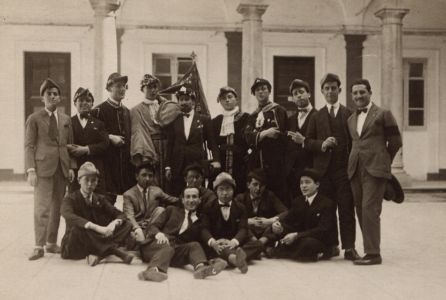 Natale Lanza con un gruppo di universitari. 1930