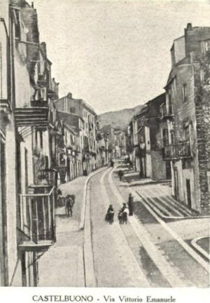 La "strada longa" (via V. Emanuele) durante i primi anni del XX secolo con la sua pavimentazione originale