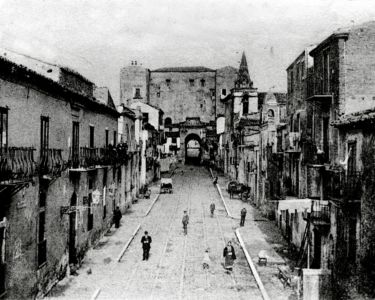 Una delle più antiche immagini di via Sant’Anna scattata nei primissimi anni del '900. Si percepisce l'aspetto antico del prospetto originale del complesso municipale e l'antico assetto viario della strada stessa
