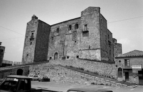 Il castello e l'omonima piazza negli anni '80 del 900