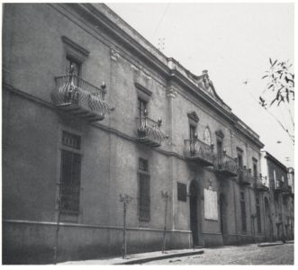 Il municipio negli anni '20 del secolo scorso con l'antico prospetto monumentale.